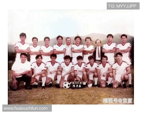 球星与足球宝贝的精彩瞬间揭秘：他们背后的故事与足球场上的光辉岁月